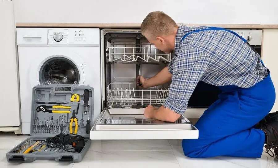 Konak Electrolux servisi teknisyen ekibi beyaz eşya tamiri yaparken